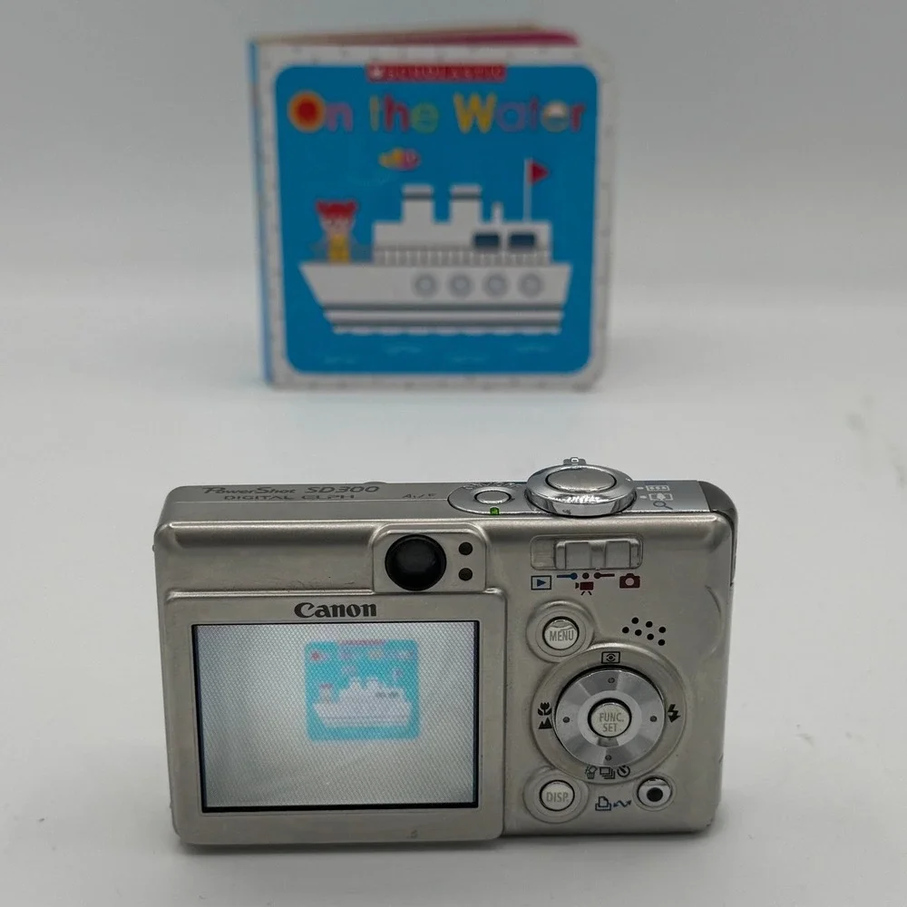 Canon PowerShot SD300 Digital ELPH 4.0MP Silver Compact Camera SD Card Battery